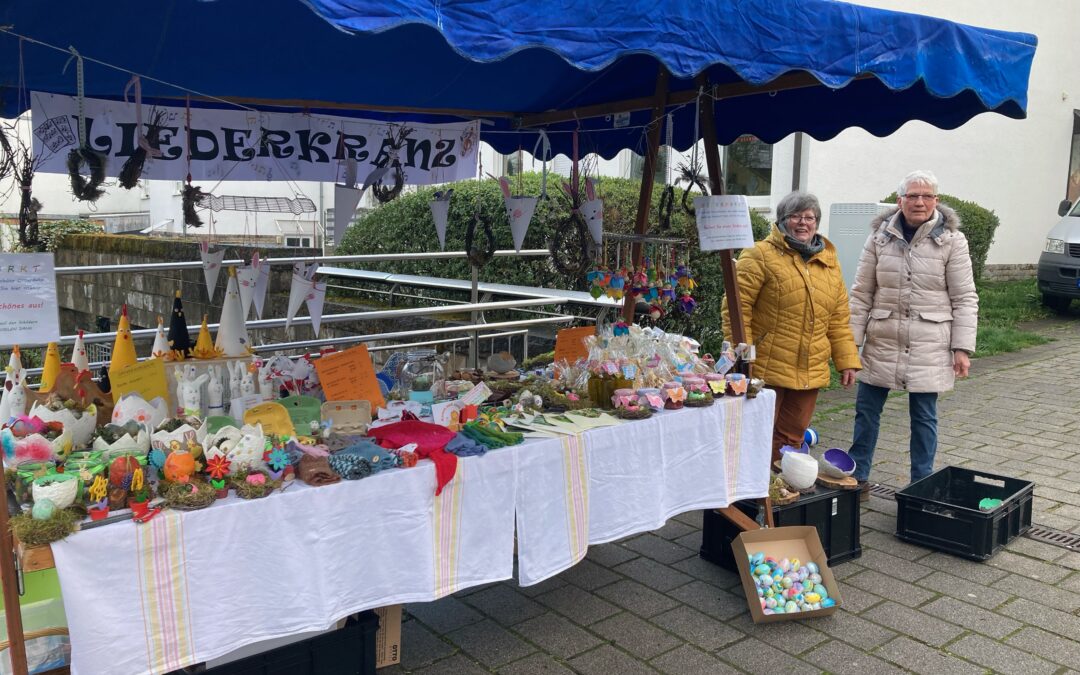 Sänger-/Innen präsentieren sich mit Osterstand auf dem Wernauer Wochenmarkt